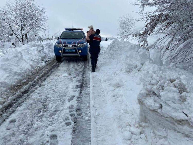 <p>Ayrıca Çaylıoğlu Jandarma Karakolu ekipleri köyde mahsur kalan ve yakınlarının ulaşamadığı yaşlılara ise ev ev gezerek erzak yakacak ve yaşam malzemeleri ulaştırmaya devam ediyor.</p>