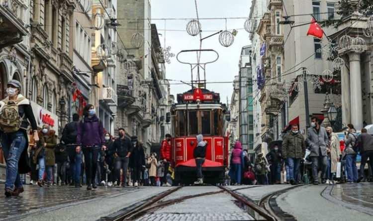 <p>Yüzde 100 korunma olmadığının altını çizen Sipahi, "Aşıya güvenip maskeden vazgeçmemek gerekiyor. Halk 2 aşıdan sonra genelde korunmayı azaltıyor" diye konuştu.</p>
