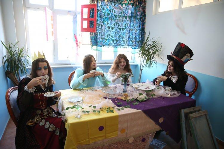 <p>Sakarya Cemil Meriç Sosyal Bilimler Lisesi öğrencileri, okudukları kitapları daha iyi anlamak için roman kahramanlarının kostümünü giyip karakterleri canlandırarak, hem gelişimlerine katkı sağlıyor hem de renkli görüntüler oluşturuyor.</p>
