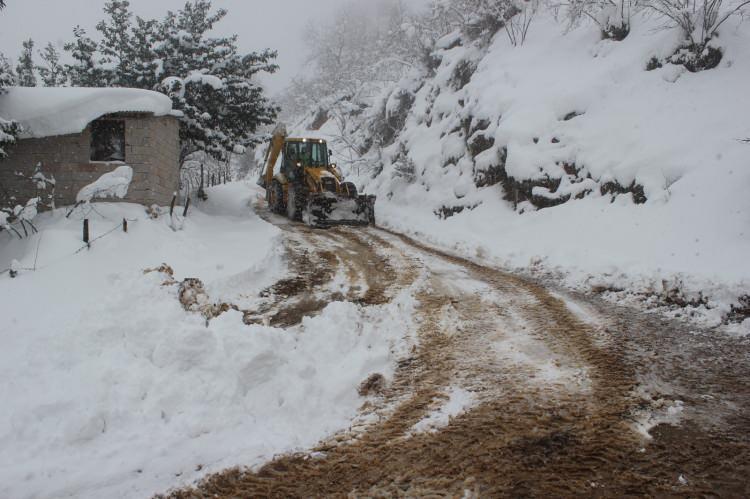 <p>Yurdun bazı illerinde kar yağışı, don olayı ve buzlanma nedeniyle eğitime ara verildi.</p>

<p> </p>
