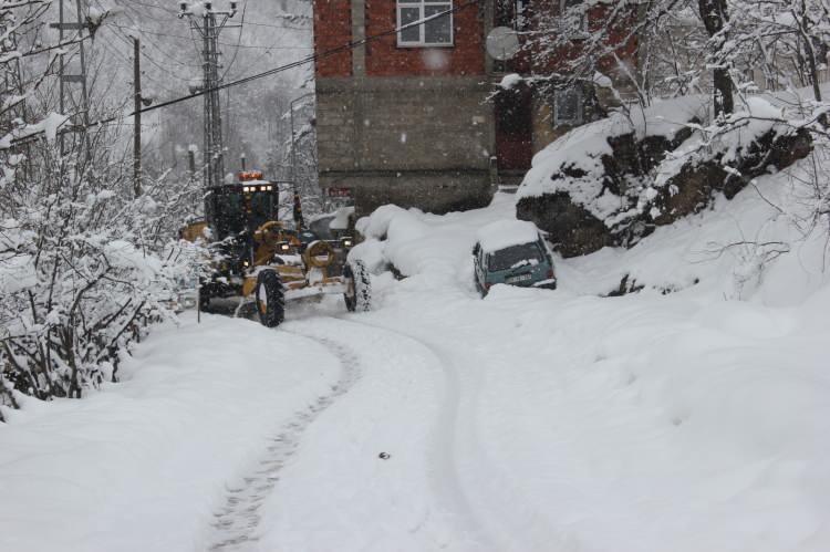 <p><strong>GİRESUN</strong></p>

<p>Giresun'un bazı ilçelerinde kar yağışı ve buzlanma nedeniyle taşımalı ile köy okullarında eğitime 24 Aralık Cuma ara verildi.</p>

<p>Valilikten yapılan yazılı açıklamada, Çanakçı ilçesinin tamamında okulların bir gün süreyle tatil edildiği bildirildi.</p>

<p>Keşap, Espiye, Yağlıdere, Tirebolu, Görele ve Eynesil ilçelerindeki köy okullarında eğitime bir gün ara verildiği belirtilen açıklamada, bu ilçelerin merkezlerinde bulunan okullarda ise eğitime devam edileceği, taşımalı eğitim kapsamındaki öğrencilerin ise bir gün izinli sayılacağı ifade edildi.</p>

