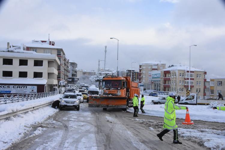 <p><strong>SİNOP</strong></p>
<p>Sinop'ta yoğun kar yağışı ve buzlanma nedeniyle merkez ile bazı ilçelerde 1 gün eğitim öğretime ara verileceği bildirildi.</p>
<p>Valilikten yapılan açıklamada, kentte etkili olan yoğun kar yağışı dolayısıyla il merkezi ile Erfelek, Ayancık ve Türkeli ilçelerinin tamamında, Dikmen ve Gerze ilçelerinde ise taşımalı eğitim gören öğrenciler için 24 Aralık'ta eğitime ara verileceği belirtildi.</p>
<p>Açıklamada, kamu kurumlarındaki engelli ve hamile çalışanların da 24 Aralık Cuma günü idari izinli sayılacağı kaydedildi.</p>