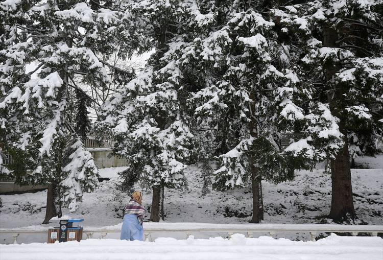 <p><strong>TRABZON</strong></p>
<p>Trabzon'da buzlanma ve don olayı beklendiğinden tüm ilçelerde taşımalı eğitime 1 gün ara verildi.</p>
<p>Trabzon Valiliğinden yapılan yazılı açıklamada, şu ifadelere yer verildi:</p>
<p>"Meteorolojik tahminlere göre ilimizin de içerisinde bulunduğu bölge genelinde 23-24-25 Aralık 2021 Perşembe, Cuma, Cumartesi günleri kuvvetli, yer yer çok kuvvetli buzlanma ve don olayı beklendiğinden tüm ilçelerimizde taşımalı eğitime 24 Aralık 2021 Cuma günü bir (1) gün süreyle ara verilmesine, engelli ve hamile olan kamu görevlilerinin idari izinli sayılmasına valiliğimizce karar verilmiştir."</p>