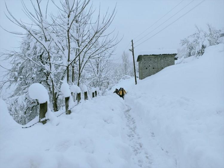 <p><strong>ZONGULDAK</strong></p>
<p>Zonguldak'ta olumsuz hava koşulları nedeniyle yarın eğitime ara verildiği bildirildi.</p>
<p>Valiliğin sosyal medya hesabından yapılan paylaşımda, kar yağışının gece saatlerinden itibaren don ve buzlanma oluşturabileceği belirtildi.</p>
<p>Açıklamada, il merkezi, merkeze bağlı belde ve köyler ile ilçelerde tüm ilk ve orta dereceli okullar ile özel eğitim kapsamındaki okullarda dahil 24 Aralık'ta 1 gün süreyle eğitim öğretime ara verildiği bildirildi.</p>
<p>Engelli ve hamile kamu çalışanlarının da idari izinli sayılacağı kaydedildi.</p>