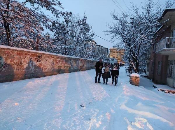 <p><strong>VAN</strong></p>

<p>Van'ın 3 ilçesinde etkili olan kar yağışı nedeniyle taşımalı eğitim veren okullar, bugün tatil edildi.<br />
 </p>
