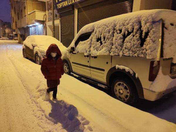 <p>Van'da dün gece saatlerinde bastıran kar yağışı, hayatı olumsuz etkiledi. Kar yağışı nedeniyle İpekyolu, Tuşba ve Edremit ilçelerinde taşımalı eğitim veren okullara bugün bir günlük ara verildi. </p>