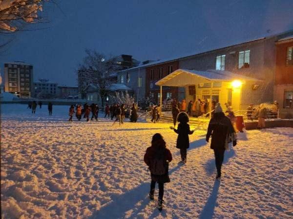 <p>Diğer okullar ise eğitimlerine devam etti. Öğrencilerin çoğu karda yürüyerek okullarına gitti.<br />
<br />
 </p>
