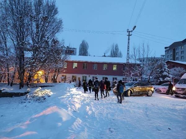 <p>Kar kalınlığı kent merkezinde 15, yüksek kesimlerde ise 40 santimetreye kadar ulaştı. Birçok mahalle, köy ve mezrada yollar ulaşıma kapandı. </p>
