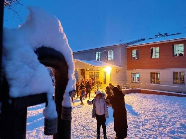 <p>Büyükşehir Belediyesi'ne bağlı karla mücadele ekipleri, kapanan yolları açmak için çalışma başlattı. </p>
