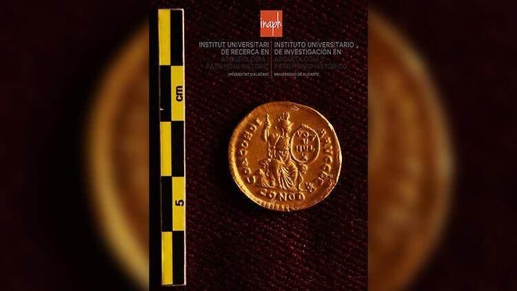 <p>I. Valentinian adına üç sikke, II. Valentinian adına 7 sikke, I. Theodosius adına 15 sikke, Arcadius adına 17 sikke, Honorius adına da 10 sikke tespit edildi. Sikkelerden birinde hangi imparatorun tasvir edildiği ise anlaşılamadı.</p>

