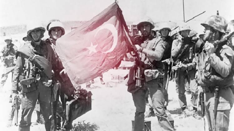 <p> İKİNCİ HAREKAT "AYŞE TATİLE ÇIKSIN" PAROLASIYLA BAŞLADI</p>
<p>Konferansın 8 Ağustos'ta başlayan ikinci aşamasında, Yunanistan, Ada'da yeni anayasal düzenin kurulmasına yönelik tüm teklifleri reddetti ve anayasaya ilişkin varılacak bir uzlaşma için Türk birliklerinin geri çekilmesini ön koşul olarak ileri sürdü.</p>
<p>Ayrıca ikinci toplantıya kadar Rum ve Yunan askerlerinin, Türklerin bulunduğu bölgeden çekilmeleri gerekiyordu ancak çekilmedikleri gibi saldırılar da sürdü.</p>