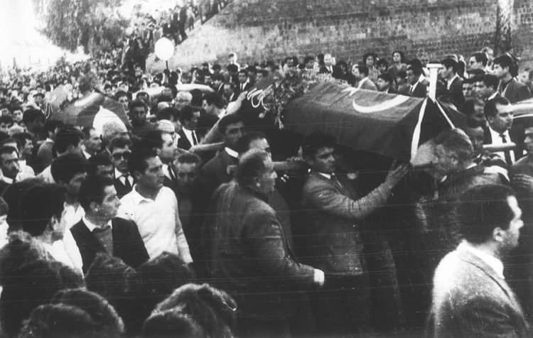 <p>Öte yandan deklarasyonla Ada'da Kıbrıs Türk toplumu ile Kıbrıs Rum toplumu olmak üzere iki özerk yönetimin mevcudiyeti ilkesel olarak tanındı.</p>