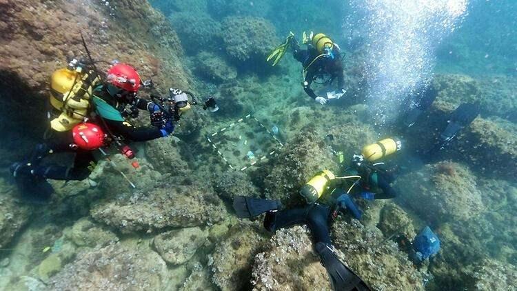 <p>Haçlılar, ortaçağda Roma Katolik Kilisesi tarafından onaylanan ve Haçlı Seferleri olarak bilinen bir dizi dini savaş başlattı. Haçlı seferlerinin en bilineni, Doğu Akdeniz'de Kutsal Toprakları Müslüman yönetiminden almayı amaçlayan seferlerdi.</p>
