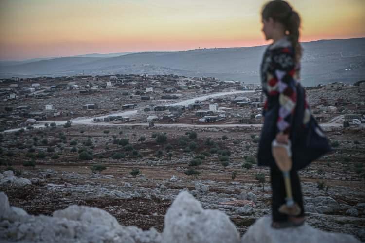 <p>İdlib’in güney doğusundaki Maarşamarin köyünden göç eden 5 çocuk annesi Mediha Haneş de Esed rejiminin uçak saldırısıyla kızı Yasemin'in bir bacağını kaybettiğini söyledi.</p>
