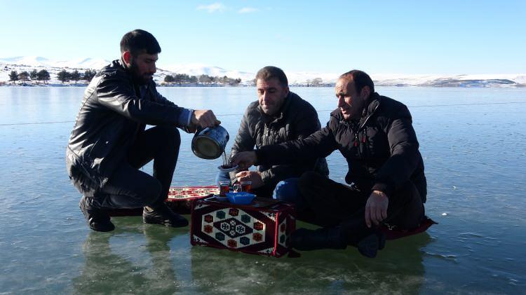 <p>Hava sıcaklığının gece sıfırın altında 23,8 dereceye kadar düştüğü Ardahan’da, 126 bin metrekare alana sahip Çıldır Gölü’nün üzerini buz tabakası kapladı.</p>