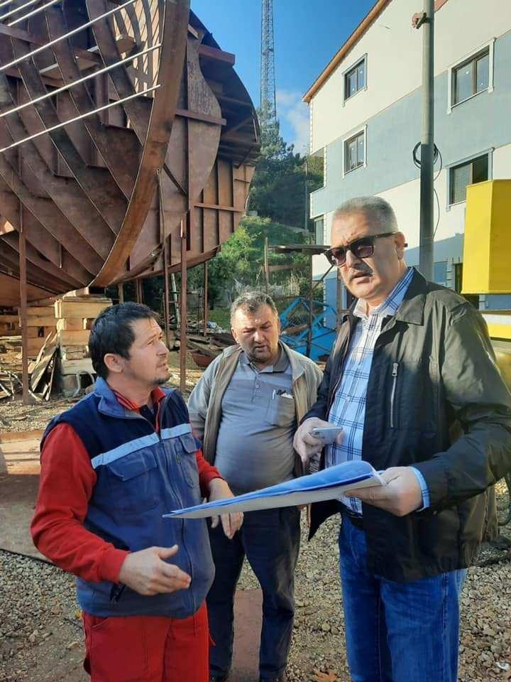 <p>Tesis yatırımı için Başkan Özkan bizzat devrede</p>
<p> </p>
<p> Geçtiğimiz günlerde atölye çalışmalarını yerinde inceleyen Karacabey Belediye Başkanı Ali Özkan da “Karacabey Belediyesi olarak 3T vizyonumuzla çalışmalarımıza devam ediyoruz. Tarımsal yatırımlar, teknolojik yatırımlar ve turizm yatırımları. Aynı şekilde Marmara Denizi'ne kıyı yerleşim birimlerimiz var. Marmara Denizi'nde yakalanan balıkların takriben %40’ı, Kurşunlu Limanı'ndan piyasalara arz edilmekte. </p>