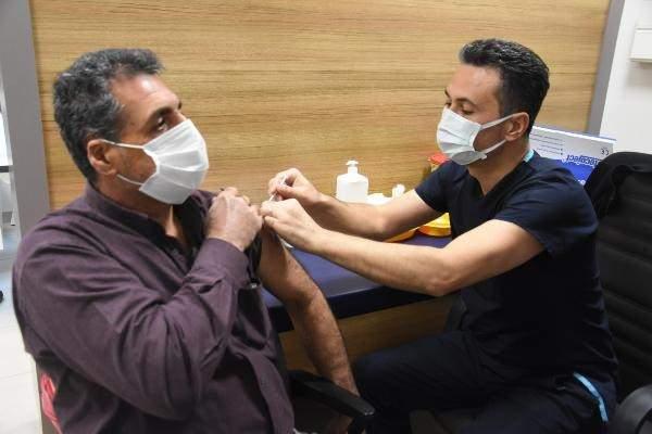 <p>Bu üçüncü dozun yaptırılabilir hale gelmiş olması ile birlikte son günlerde aşıda olağanüstü bir yoğunluk artışı gözlemliyoruz. Bakanlığımızın açıklamasından hemen önce hastanemizdeki aşılama oraları neredeyse binli rakamların altına kadar düşmüştü. Bu yeni süreçle birlikte artık günlük 4 bine kadar aşılama yapabiliyoruz. Bu durumdan çok memnunuz. Aşıların hastalığın kontrolündeki etkisini, hastaneye yatış oranlarını, ölüm oranları ve yoğun bakıma yatış oranlarını ciddi bir oranda etkilediğini artık tüm dünya kabul ediyor. Bizim gözlemimiz de bu şekilde. Aşılama ile paralel hastaneye yatış sayısı, hastalarımızın yoğun bakıma yatış sayısı ve ölüm oranları ciddi şekilde etkilendi. Aşının çok ciddi bir etkisi var" ded</p>