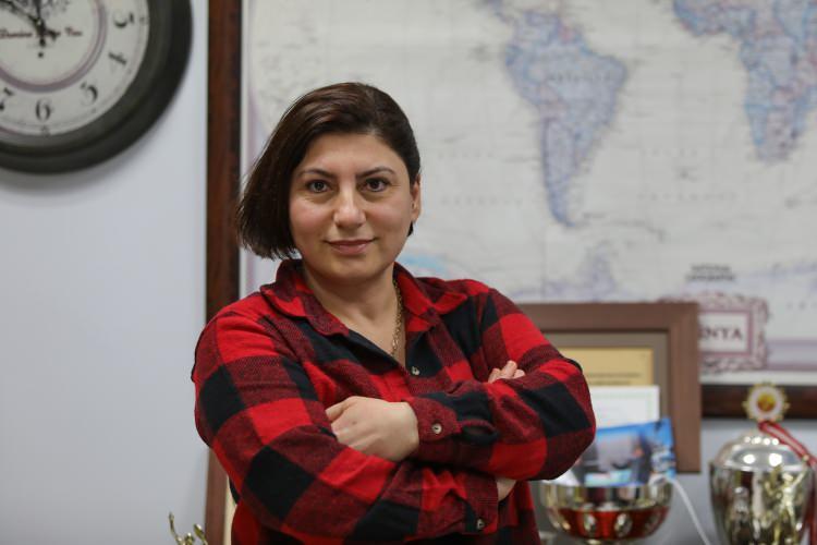 <p>Uzsoy, birçok arkadaşının baktığı köpek ve kedileri sahiplenmek istediğini ancak çalışanlarıyla birlikte buna onay vermediklerini, aralarında duygusal bir bağ oluştuğunu vurguladı.</p>
