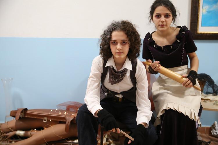 <p>Öğrenciler bu festivalde bir anlamda hem hayata hem de üniversite sınavına hazırlanıyorlar. Aynı zamanda romandan haz duymak üzere tecrübe geliştiriyorlar, kitaplarla ünsiyet kuruyorlar, yazarlarla tanışıyorlar. </p>
