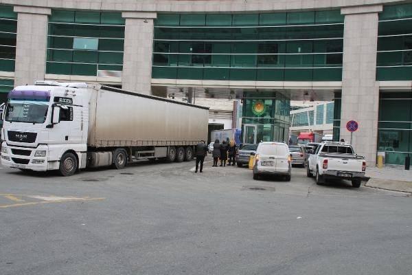 <p>TIR şoförü Yücel Seçer de “Şu anda yıl sonu olduğu için ihracat çok fazla, bu yüzden de kapıda yoğunluk oluşuyor. Yetkililerden çözüm bekliyoruz” diye konuştu.</p>
