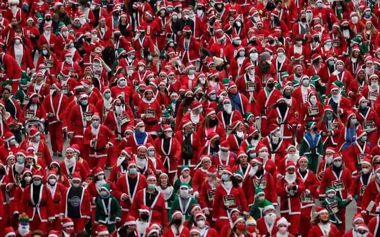 <p>İspanya'nın başkenti Madrid'de Noel Baba kıyafeti giyen binlerce kişi kent merkezinde koştu.</p>
