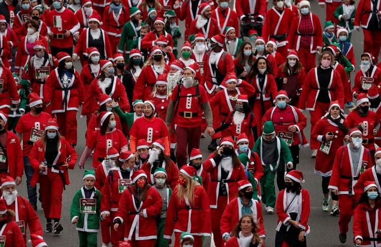 <p>Başkentte Noel döneminde geleneksel hale gelen "Noel Baba Koşusu", Castellana Bulvarı güzergahındaki 5 kilometrelik parkurda yapıldı. Koşuya 5 bin 500 kişinin katıldığı açıklandı.</p>

<p> </p>

