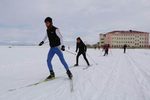 <p>Türkiye şampiyonluğun ardından Avrupa şampiyonluğuna hazırlanacağız. Özel sporcularımızda dünya üçüncülüğümüz de var" diye konuştu.</p>