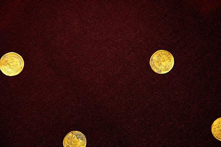 <p>Buluntular arasında ayrıca, bakırdan yapılmış üç çivi ve kurşun kalıntıları yer alıyordu. Arkeologlar bunların, altınları koruyan sandığın parçaları olduğunu düşünüyor. Hazine, Avrupa’da bulunan ve Roma İmparatorluğu’ndan kaldığı belirlenen, en büyük altın sikke koleksiyonlarından biri oldu.</p>

