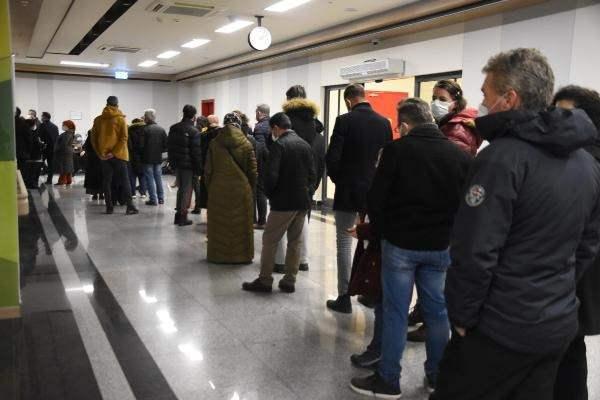 <p>'BU İHMAL EDİLECEK BİR ŞEY DEĞİL'</p>
<p>Yunus Emre Devlet Hastanesi'nde üçüncü doz aşısını olan Soner Akpınar (45), herkesin koronavirüse karşı aşı olması gerektiğini söyledi. </p>