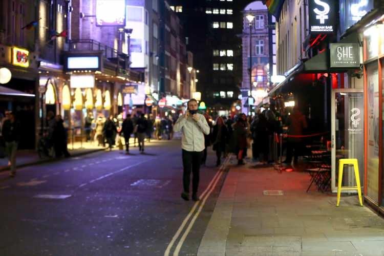 <p>Ülkede Kovid-19 vakaları da hızla artarken, İngiltere Başbakanı Boris Johnson, dün Noel'den önce yeni kısıtlamalar getirilmeyeceğini açıklamıştı.</p>