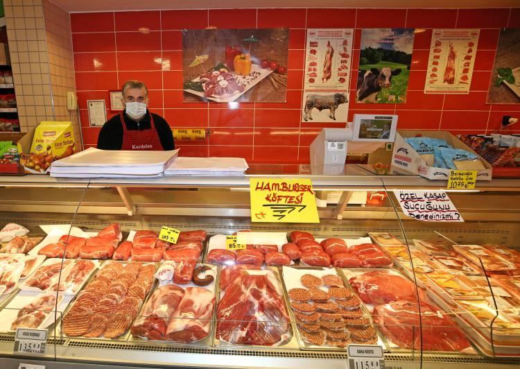 <p>Kardelen Market İşletme Sahibi Serkan Koyuncu, AA muhabirine yaptığı değerlendirmede, dolardaki düşüşün ürünlere yansımasının zaman alacağını söyledi.</p>

