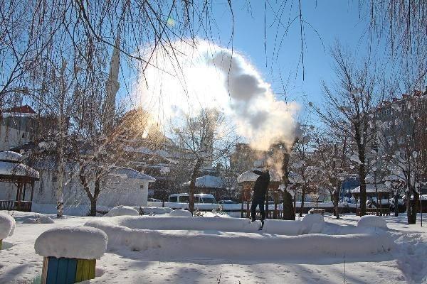 <p>Havaların giderek soğuduğunu belirten Fatih Karabulak, "Karlıova'da hava eksi 20'li derecelerde. Havaya attığımız su bile anında dondu. Bu anları, görsel bir şölene dönüştürdük. Gündüz başka, gecede bir başka güzel oldu" dedi.</p>