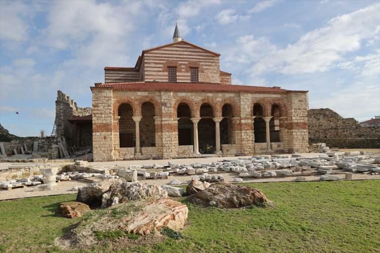 <p>Vakıflar Genel Müdürlüğü öncülüğünde Edirne Vakıflar Müdürlüğünün girişimleri ile yeni görüntüsüne kavuşan caminin son halini fotoğraf sanatçısı Cemil Şahin görüntüledi.</p>
