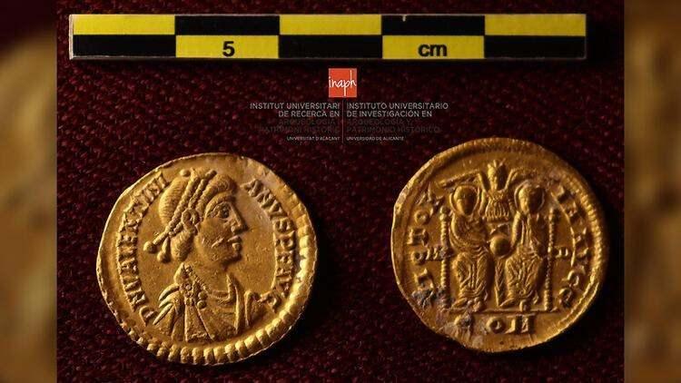 <p>Kazı çalışmalarında 53 altın sikkeden oluşan büyük bir hazine gün yüzüne çıkarıldı. Her bir sikkenin ağırlığı, 4,5 gram ölçüldü. Sikkeler, Batı Roma İmparatorluğu'nun çöküşte olduğu M.S. 364 ve 408 yılları arasına tarihlendi.</p>

<p>Sikkeler çok iyi korunduğu için arkeologlar üzerlerindeki yazıları kolayca çözümleyebildi ve tasvir edilen Roma imparatorlarını belirleyebildi.</p>
