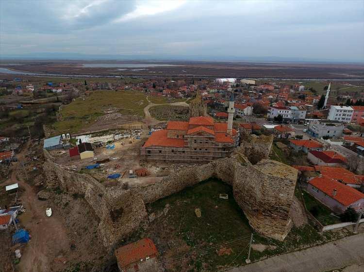 <p>Kale duvarına doğru olan bölümlerde 27 santimetre kadar eğikliği söz konusu olan yapının bu durumu temelden başlayıp statiği ve taşıyıcı duvarları güçlendirildi.Yapılan statik hesaplamalar sonucu çatı örtüsünün bu eğiklik üzerine kurulabileceği hesaplandı, çatı da bu aşamada beden duvarlarının üzerine oturtuldu.</p>
