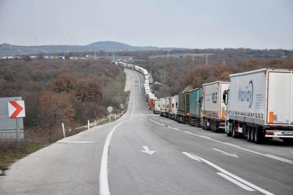 <p>Avrupa ülkelerine ihraç yükü taşıyan TIR'lar, Edirne'den Bulgaristan'a açılan Hamzabeyli Sınır Kapısı'nda uzun kuyruklar oluşturdu. Hafta sonunda 35 kilometreyi bulan kuyruk, dün 20 kilometreye kadar düştü. Kapıkule Sınır Kapısı'nda ise yol boyunca bulunan TIR parklarında, 2 binden fazla araç, çıkış yapmak için bekliyor. Sürücüler, konaklama ve yemek gibi tüm ihtiyaçlarını TIR parklarında karşılıyor.</p>

