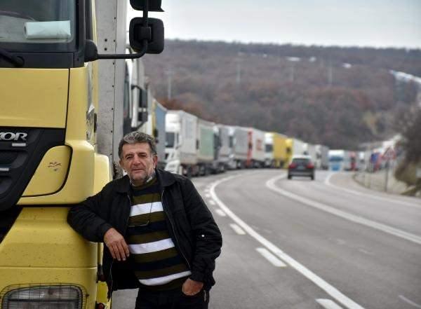 <p>Hamzabeyli Sınır Kapısı'nda çıkış için geceleri zaman zaman sıfırın altına düşen havada 3 gündür sıra bekleyen sürücüler, park ve tesis yapılmasını, ayrıca Avrupa’ya gitmek için brandaları keserek araçlarına gizlice binen kaçakların önlenmesi için denetimlerin artırılmasını istedi.</p>
