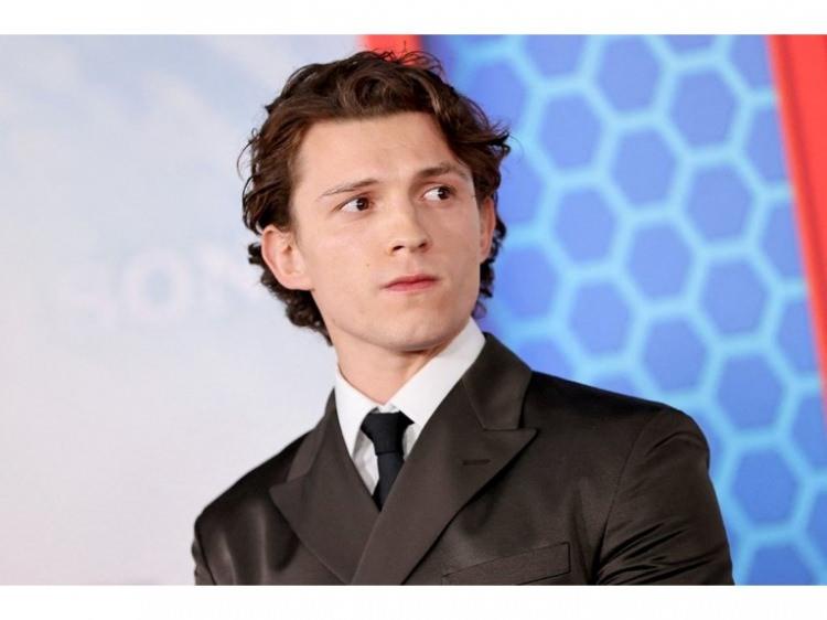 <p><span style="color:#800000"><strong>Tom Holland- (Captain America: Civil War, 2016)</strong></span></p>

<p><span style="color:#800000"><strong>250 bin dolar</strong></span></p>
