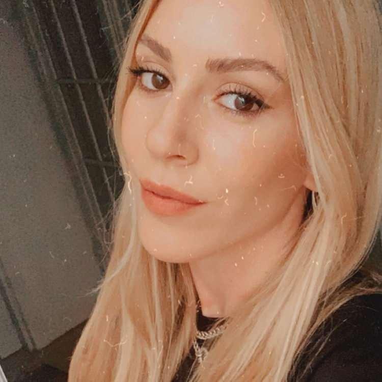 <p><span style="color:#800000"><strong>4 aylık hamile olan Kobal, Instagram hesabından yeni bir fotoğrafını yayınladı.</strong></span></p>