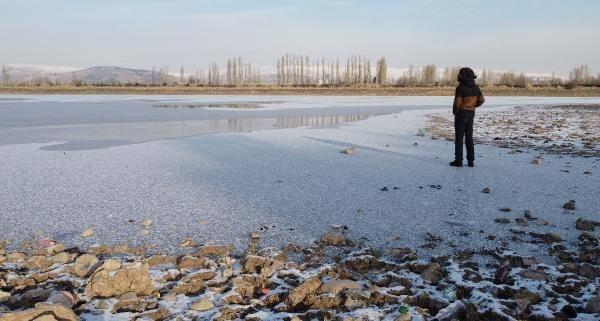 <p>Hava sıcaklığının sabah saatlerinde sıfırın altında 14 derece olarak ölçüldüğü kentte, Karşıyaka Mahallesi yakınlarındaki Serpincik Göleti'nin yüzeyi tamamen buz tuttu. </p>
