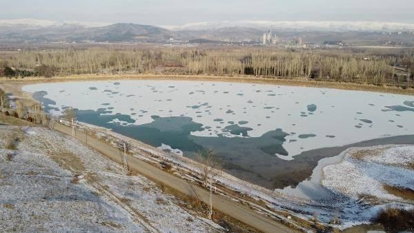 <p>Kent merkezine 9 kilometre mesafedeki gölet, beyaz örtüyle kaplandı. İlgi çeken göletin buzla kaplanmış hali havadan dronla görüntülendi.</p>