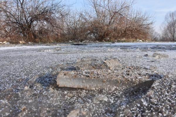 <p>İmranlı ilçesinde ise hava sıcaklığı Meteoroloji verilerine göre sıfırın altında 26,6 derece olarak ölçüldü. 23 Aralık itibarıyla İmranlı, Türkiye'nin en soğuk yeri oldu. </p>