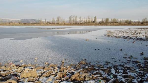 <p> Sivas'tan doğup, Karadeniz'e dökülen Kızılırmak'ın Esenyurt Mahallesi civarındaki bölümlerinde suyun yüzeyinde buzlar oluştu.</p>
