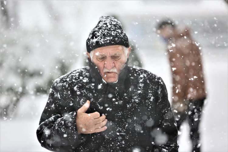 <p>Kastamonu'nun sahil ilçesi Abana'da iki gündür aralıklarla devam eden kar yağışı, hayatı olumsuz etkiliyor. Bazı ilçe sakinleri karın tadını çıkardı.</p>