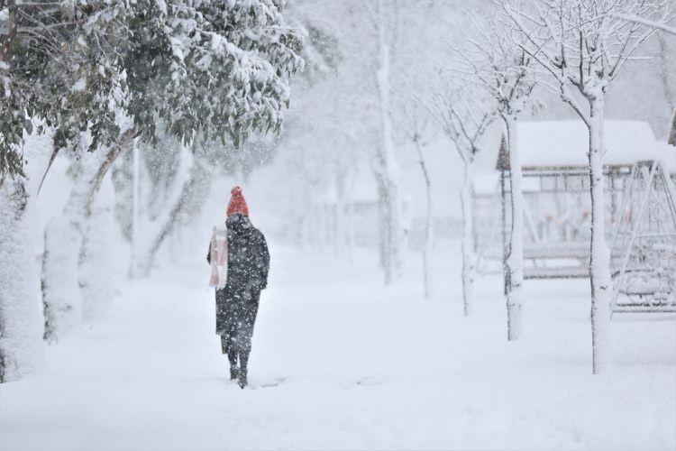 <p>Öte yandan Bozkurt ve Şenpazar ilçelerinde kar yağışı nedeniyle eğitime ara verildi. Kentin özellikle sahil ilçelerinde etkisini sürdüren kar yağışı nedeniyle Bozkurt ilçesinde eğitim ve öğretime bir gün ara verildi.</p>