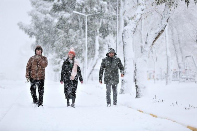<p>Şenpazar Kaymakamlığından yapılan yazılı açıklamada ise yoğun kar yağışı nedeniyle ilçedeki ilk ve ortaokullarda yüz yüze eğitime 23 Aralık Perşembe günü ara verildiği belirtildi.</p>
