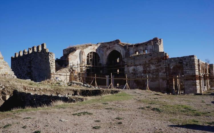 <p>Osmanlı döneminde birkaç kez onarımdan geçirilen caminin bir kısmı 1965'teki depremde yıkıldı. Bu süreçte onarımı yapılmayan cami, bir müddet sonra büyük ölçüde zarar gördü bu nedenle ibadete kapatıldı.</p>
