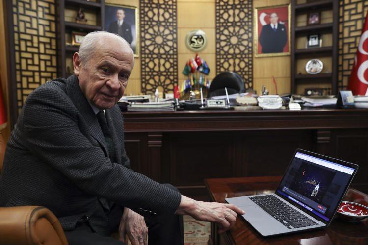 <p><span style="color:rgb(0, 0, 0)">MHP Genel Başkanı Bahçeli, oylamanın ardından, "Anadolu Ajansımızın yıl sonunda yapmış olduğu fotoğraf yarışmasında bazı birincilikler kazandığımı öncelikle belirtmek isterim. Bu defa da seçtiğim resimlerle birinci olacağıma inanıyorum." değerlendirmesinde bulundu.</span></p>
