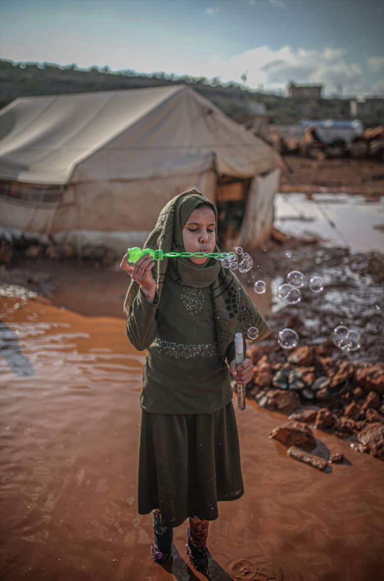 <p>Bir yandan korkkuyla hayatta kalmak için çabalayan bu çocuklar, diğer yanda ise yaşlarının gereğini yerine getiriyor.</p>