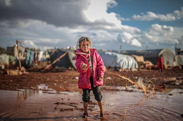 <p>Oyun oynayarak, arkadaşlarıyla birlikte vakit ge&ccedil;iren k&uuml;&ccedil;&uuml;k g&ouml;&ccedil;menler, yaşadıklarını unutmaya, her şey normalmiş gibi devam etmeye &ccedil;alışıyor.</p>
